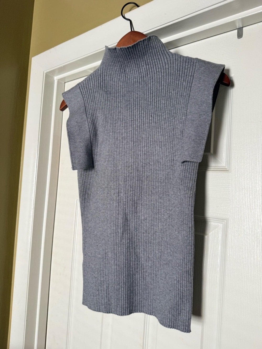 Gracia Ribbed Sleeveless Mock Neck Top - Light Gray